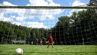 开云体育网页登陆-中国足球下半场体能下降数据对比，中国足球下降两名